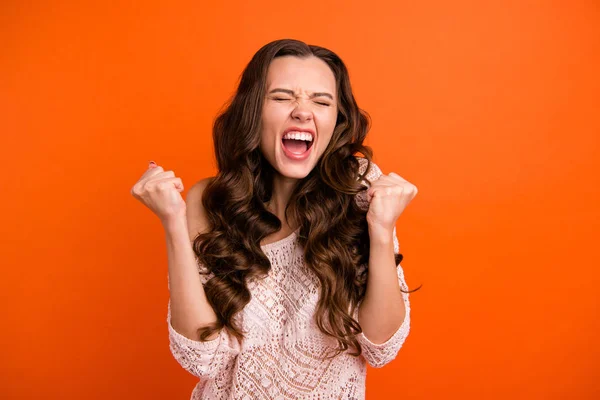 Retrato de ella ella agradable atractivo encantador loco alegre alegre alegre dama de pelo ondulado mostrando emoción ganadora gesto aislado sobre brillante brillante brillo naranja fondo — Foto de Stock