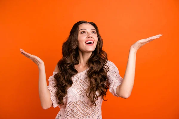 Retrato dela, ela bonita atraente encantador encantador alegre alegre senhora de cabelos ondulados segurando invisível chuva objeto isolado sobre brilhante vívido brilho fundo laranja — Fotografia de Stock