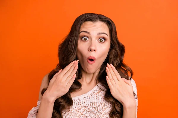 Close-up portret van haar ze mooie aantrekkelijke mooie charmante schattige leuke mooie, verwarrende golvende dame tonen verbazing geïsoleerd over heldere levendige glans oranje achtergrond — Stockfoto