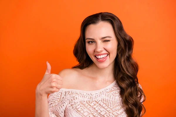 Close-up portret van haar ze mooi uitziende zoete Tender aantrekkelijke mooie Winsome vrij vrolijk vrolijke golvende dame tonen thumbup geïsoleerd over Bright levendige glans oranje achtergrond — Stockfoto