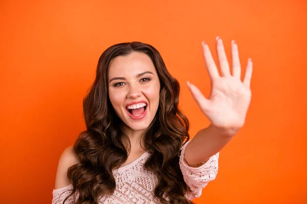 Close-up portret van haar ze mooie aantrekkelijke mooie mooie vrolijke vrolijk golvend harige dame in transparante blouse geven vijf Clap geïsoleerd over heldere levendige glans oranje achtergrond — Stockfoto