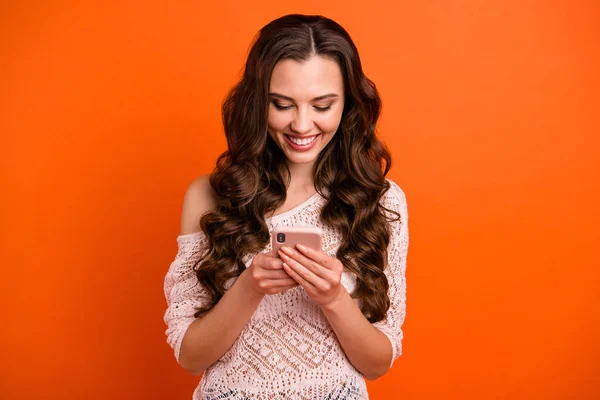 Portret van haar ze mooi uitziende zoete aantrekkelijke mooie Winsome vrolijke vrolijke golvende-haired dame in transparante blouse met behulp van app geïsoleerd over heldere levendige glans oranje achtergrond — Stockfoto