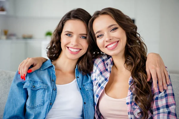 Close-up foto mooi verbazingwekkend ze haar dames vrienden jongens met koele tijd knuffelen niet gezien lange periode slijtage casual jeans denim geruite geruite shirts appartementen zitten comfortabele Divan kamer binnenshuis — Stockfoto