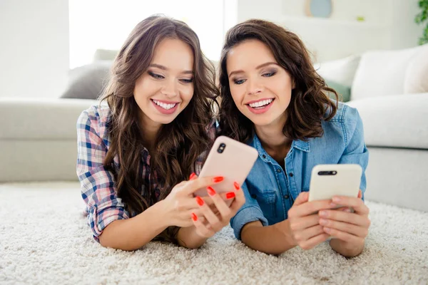 Close up photo beautiful she her ladies friends fellows meeting phone hands arms show news joke humor wear casual jeans denim checkered plaid shirts apartments lying floor divan room indoor — Foto Stock
