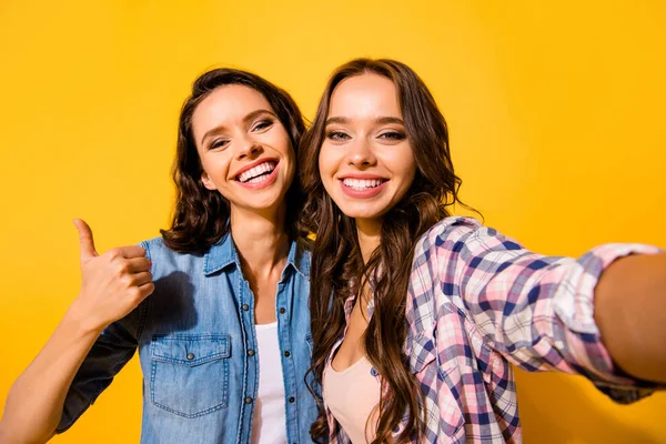 Close up photo cheerful positive stylish ladies advertise travel summer feedback decide choose advice recommend suggest excited satisfied checked beautiful jeans shirts  isolated yellow background — Stock Photo, Image