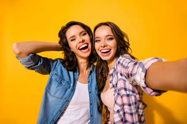 Zavřít fotografii zábavný příjemný dospívající teenageři mají volný čas léto víkendy prázdniny cestování dělat fotky izolovaný šat oblečení džínové těší se spokojený šťastný obsah radost žluté pozadí — Stock fotografie