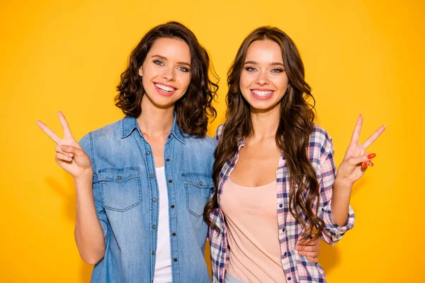 Retrato hipsters atraentes millennial tem tempo livre fins de semana feriados desgaste xadrez cabelo longo roupa moderna fazer v-sinais isolado verão se sentir satisfeito conteúdo feliz animado rir fundo amarelo — Fotografia de Stock