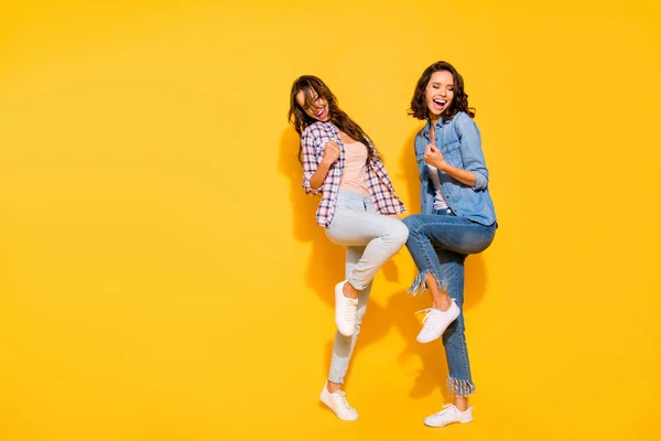 Volledige lengte lichaam grootte weergave foto grappige funky zorgeloos onzorgvuldig zomer reizen mooie raise vuist Scream tevreden inhoud Shout ja AIM doel geluk Lucky gecontroleerd denim outfit geïsoleerd Bright achtergrond — Stockfoto