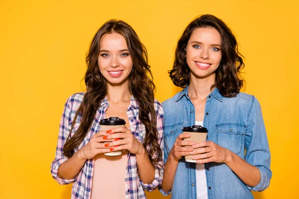 Close up foto sogno sognante affascinante signore hanno togliere prendere fuori caffè fine settimana tempo libero vacanze estate contenuto soddisfatto tazza bevanda calda capelli lunghi controllato camicie di jeans isolato giallo sfondo — Foto Stock