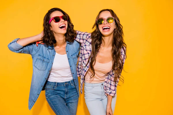 Porträt schön niedlich charmant Teenager zufrieden Chill Lachen Touch Haar Freizeit Wochenenden Sommer Reise Urlaub Frühling gekleidet kariertes Hemd Denim isoliert gelb Hintergrund — Stockfoto