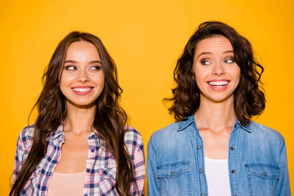 Photo rapprochée de charmantes dames mignonnes se sentent content se réjouir temps libre week-end vacances étonné rire ont plan porter tenue d'été moderne vérifié isolé fond jaune — Photo