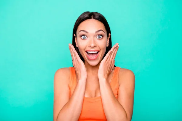 Nahaufnahme Foto Porträt von schön froh positiv charmant optimistisch reizvoll sie ihre Dame hält Hände in der Nähe Gesicht mit offenem Mund isoliert hell pastellfarbenen Hintergrund — Stockfoto