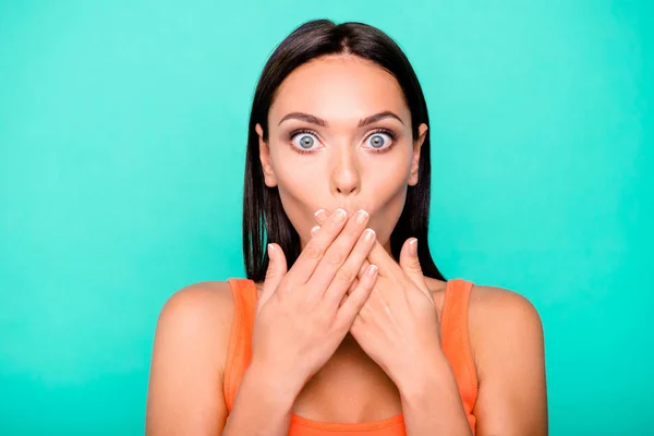 Close-up foto portret van triest boos vreemd met grote pop staren ogen ze haar dame sluiten mond met twee palmen geïsoleerd pastel achtergrond — Stockfoto