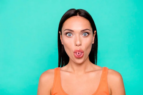 Primer plano foto retrato de alegre positivo bastante cómico ella su señora mostrando palo lengua fuera usando casual camiseta aislado pastel fondo — Foto de Stock