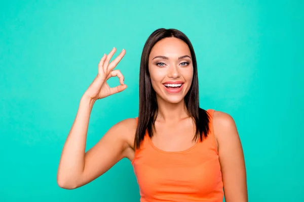 Nahaufnahme Fotoporträt von selbstbewusst zufrieden charmant mit strahlendem zahnlosen Lächeln luxuriös sorglos sie ihre Dame Millennial machen geben in Ordnung Signal isoliert pastellfarbenen Hintergrund — Stockfoto