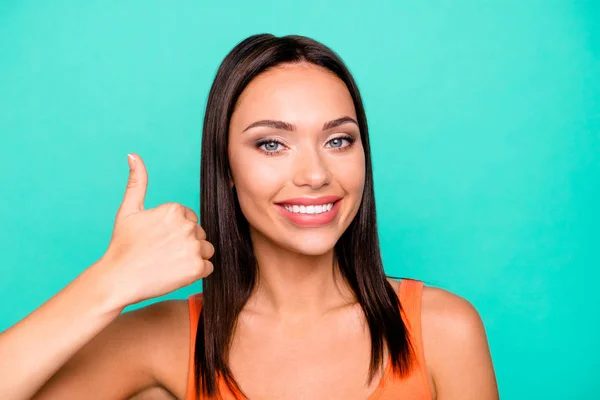 Primer plano foto retrato de bastante atractivo agradable optimista hermosa ella su señora haciendo dedo encima de fondo pastel aislado — Foto de Stock