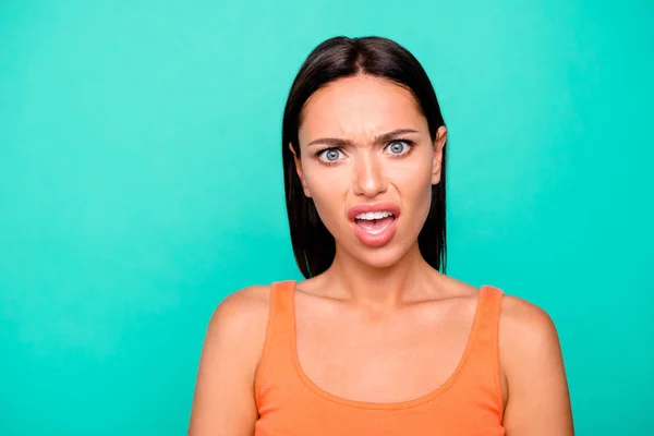 De cerca foto retrato de frustrado ella su estudiante señora mueca haciendo expresión facial con la boca abierta mostrando los dientes de fondo pastel aislado — Foto de Stock