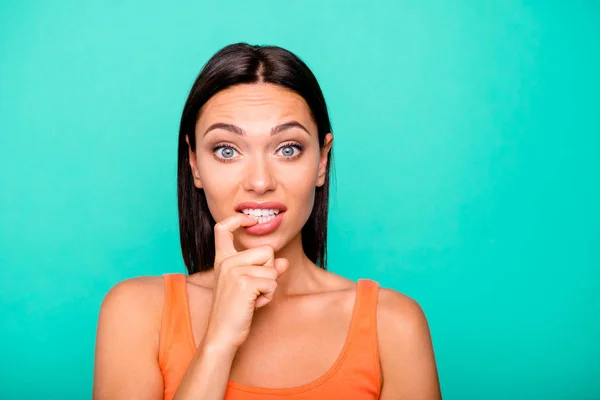 Close-up foto portret van depressief negatief uitdrukken nerveuze meisje bijten nagels beschadigen nieuwe manicure geïsoleerd pastel achtergrond — Stockfoto