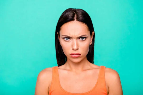 Primer plano foto retrato de muy enojado con la cara frunciendo el ceño ella su señora mirándote cámara aislado pastel fondo — Foto de Stock