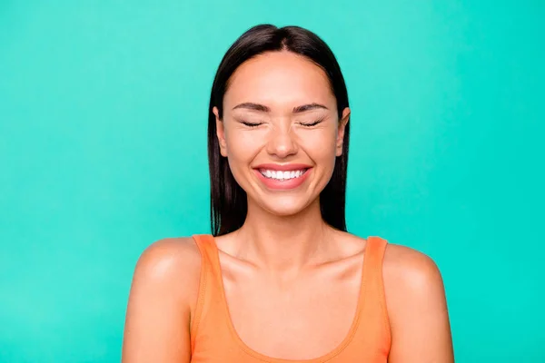 Primer plano foto retrato de bastante lindo agradable optimista positivo contento de que su señora se divierte en buen humor fondo pastel aislado — Foto de Stock