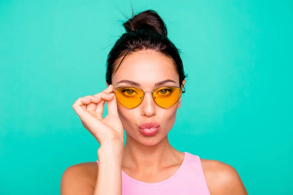 Close-up foto mooi verbazingwekkend ze haar Lady grappig trendy kapsel Hold hand arm moderne zon specs verzenden lucht kus vriendje flirt slijtage casual roze tank-top kleren geïsoleerd Teal Turquoise achtergrond — Stockfoto