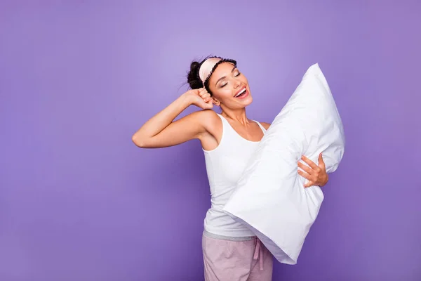 Close-up zijprofiel foto mooi ze haar dame houden knuffel armen handen kussen tevreden vernieuwd geeuw net wakker slijtage slapende masker witte tank-top pyjama geïsoleerd Violet paarse achtergrond — Stockfoto