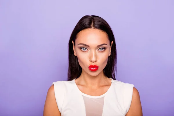 Nahaufnahme Foto schön erstaunlich sie ihre Dame senden Luftkuss Perfektion ideales Aussehen Visage Maquillage plump Reiz roter Lippenstift Pomade tragen formale Verschleiß Kleid isoliert violett lila Hintergrund — Stockfoto