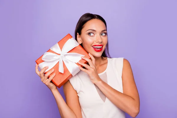 Närbild foto vacker fantastisk hon hennes dam hålla giftbox händer armar undrade titta sida tomt utrymme lockelse frestande läppar Pomade slitage vit formell slitage klänning isolerad violett lila bakgrund — Stockfoto