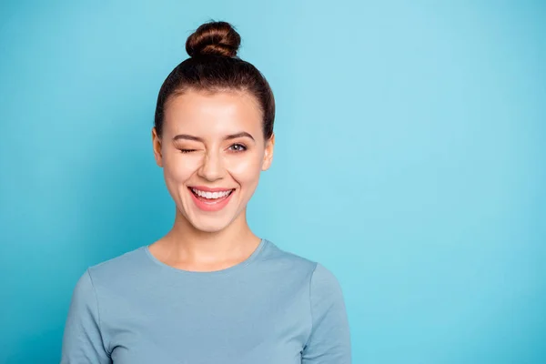 Close-up foto van mooie charmante elegante dame voelen blij schattig vrij meisjesachtig hebben vrije tijd weekends vakantie lachen slijtage modieuze zomer kleding geïsoleerd op levendige achtergrond — Stockfoto