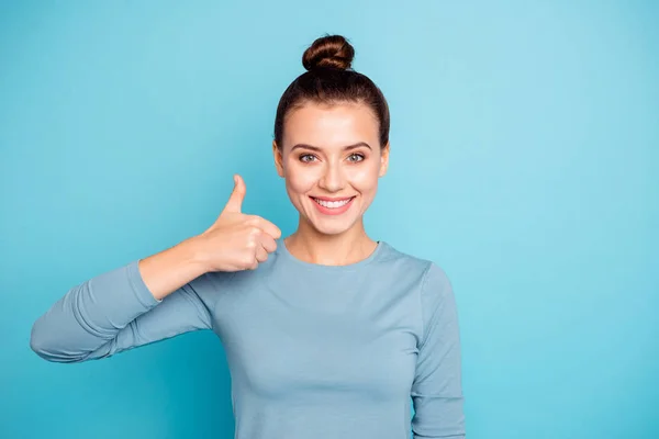 Retrato de encantador sincero bonito millennial sentir-se feliz aconselhar anúncios informações descontos de vendas decidir escolher sugerir opção notícias feitas escolher desgaste primavera algodão roupas isoladas no fundo azul — Fotografia de Stock