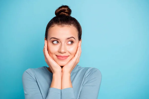 Porträtt attraktiv ganska vacker Lady touch hand Palm Chin look Känn innehåll glad har semester helgen lugn lugn njuta framtida klädd modern ungdom kläder isolerade levande bakgrund — Stockfoto