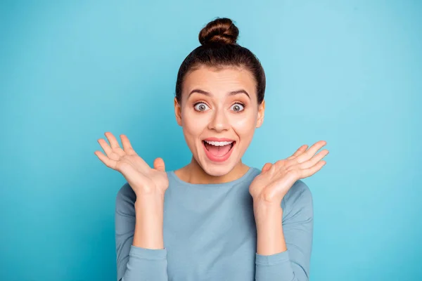 Nahaufnahme Foto niedlich charmante Dame erstaunt beeindruckt unglaubliche Nachricht Geschenk Geschenk Wunsch Überraschung schreien offenen Mund heben Hand Handfläche gekleidet moderne Baumwolle Outfit isoliert blauen Hintergrund — Stockfoto