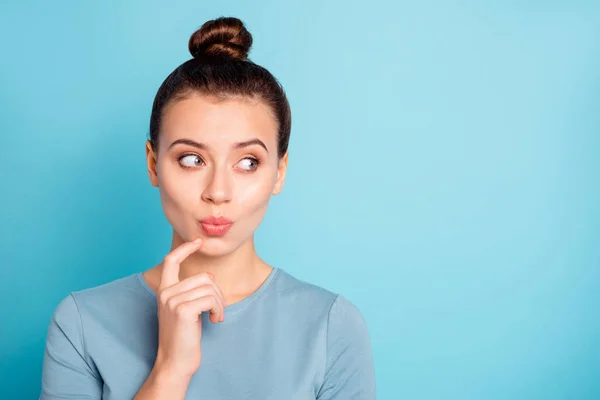 Close up foto da mente jovem jovem toque dedo do queixo olhar pensamento reação futura rumor fofoca segredo vestido com roupas modernas de algodão primavera isolado no fundo azul — Fotografia de Stock