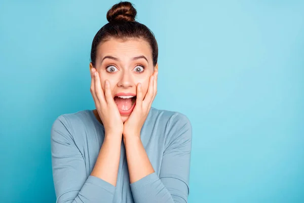 Close-up foto mooie verbazingwekkende schattig ze haar dame houden handen armen palmen verhoogde wangen jukbeenderen schreeuwen doel grappig funky stijlvolle kapsel slijtage trui Pullover geïsoleerd blauwe heldere achtergrond — Stockfoto