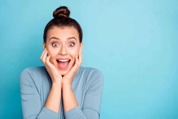 De cerca foto hermosa increíble linda ella su señora toma de las manos brazos palmas mejillas levantadas pómulos gritando objetivo divertido funky elegante peinado desgaste jersey aislado azul brillante fondo — Foto de Stock