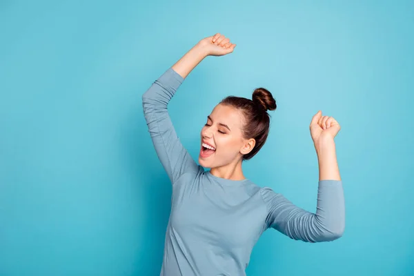 De cerca foto hermosa increíble divertida ella su señora de moda elegante peinado funky loco levantar las manos brazos hasta el aire gritar celebración lotería desgaste jersey aislado azul brillante fondo —  Fotos de Stock