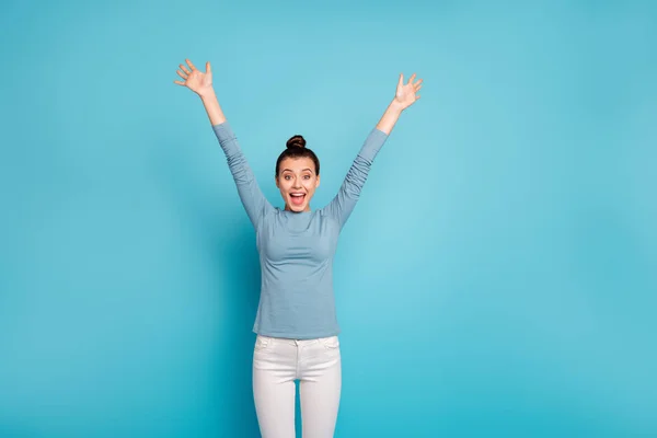 Close-up foto aantrekkelijk mooi verbazingwekkend ze haar dame trendy stijlvolle kapsel Crazy raise handen armen omhoog Roar Yell viering partij verjaardag slijtage trui Pullover geïsoleerd blauwe heldere achtergrond — Stockfoto