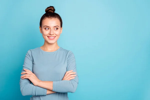 Cerca de la foto hermosa increíble ella sus brazos de la señora cruzó el peinado elegante mirada se preguntó espacio vacío difícil dientes lindo desgaste casual pantalones blancos suéter suéter aislado azul brillante fondo —  Fotos de Stock