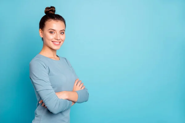 Yakın yaka profil fotoğraf güzel şaşırtıcı o onun bayan kolları şık saç modeli bakmak merak diş gibi sevimli kendine güvenen rahat kazak pullover izole mavi parlak arka plan — Stok fotoğraf