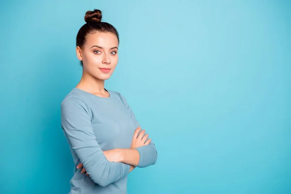 Close-up zijprofiel foto schattig mooi verbazingwekkend ze haar Lady armen gekruiste stijlvolle kapsel kijken afgevraagd zelfverzekerd slimme slimme slijtage casual trui Pullover geïsoleerd blauwe heldere achtergrond — Stockfoto