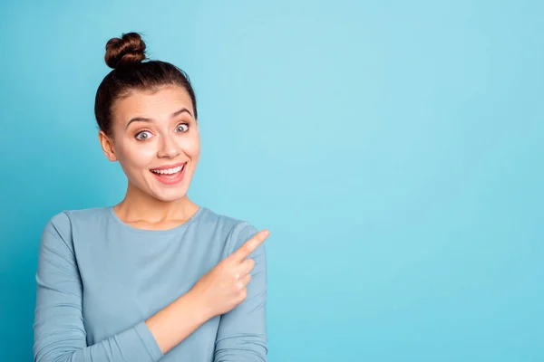 Close-up foto mooi schattig ze haar dame verbaasd News arm hand vinger geven lege ruimte toothy adviseren kopen koper beste lage kleine prijs slijtage casual trui Pullover geïsoleerd blauwe heldere achtergrond — Stockfoto