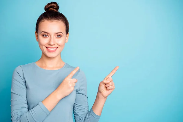 Närbild foto vacker fantastisk hon hennes dam armar händer fingrar indikerar tomt utrymme proposition rådgivning köp köpare bästa låga lite pris slitage casual tröja Pullover isolerad blå ljus bakgrund — Stockfoto