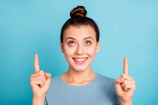 Close up foto bonita ela sua senhora segurar braços mãos dedos indicam olhar para cima espaço vazio proposição aconselhando comprar comprador preços baixos usar casual camisola pulôver isolado azul brilhante fundo — Fotografia de Stock