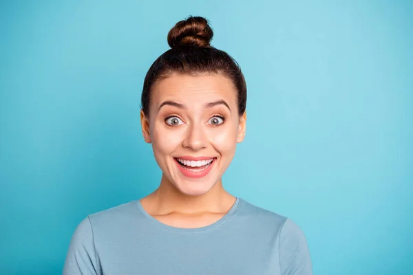 Närbild foto vacker fantastisk hon hennes dam fnittrande inte tro ögon Toothy svart fredag låg lite priser shopping Shopaholic slitage casual tröja Pullover isolerad blå ljus bakgrund — Stockfoto