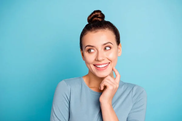 Närbild foto vacker fantastisk funky hon hennes dam lekfull humör look Side tomt utrymme hand arm finger haka Toothy glada positiva slitage casual tröja Pullover isolerad blå ljus bakgrund — Stockfoto