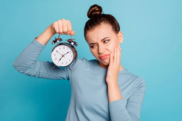 Närbild porträtt av henne hon snygg attraktiva vackra lata uttråkad irriterad Mad Girl Holding i händerna Retro vintage klocka sen isolerade över ljusa levande glans turkos bakgrund — Stockfoto