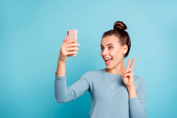 Primer plano retrato de ella ella guapo atractivo guapo encantadora alegre optimista chica sosteniendo en la celda de la mano haciendo selfie mostrando v-signo aislado sobre brillante brillante brillo turquesa fondo —  Fotos de Stock