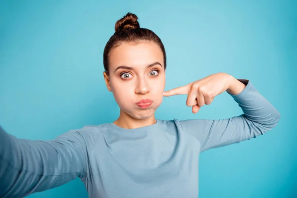 Zelfportret van haar ze mooi uitziende aantrekkelijke mooie vrolijke vrolijk gek meisje houden van lucht in de Wang geïsoleerd over heldere levendige glans Turquoise achtergrond — Stockfoto