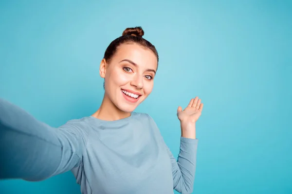 Close-up foto mooi verbazingwekkend ze haar dame maken nemen selfies Toon hand arm Palm lucht weergegeven weg weg buitenlanders uitzenden blog slijtage casual trui Pullover geïsoleerd blauwe heldere achtergrond — Stockfoto