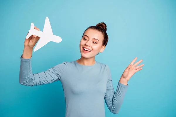 De cerca foto hermosa increíble bonita ella sus brazos de las manos de la señora sostienen avión de papel imaginar vuelo inspirado ir al extranjero padres primera vez usar suéter casual suéter aislado azul brillante fondo — Foto de Stock